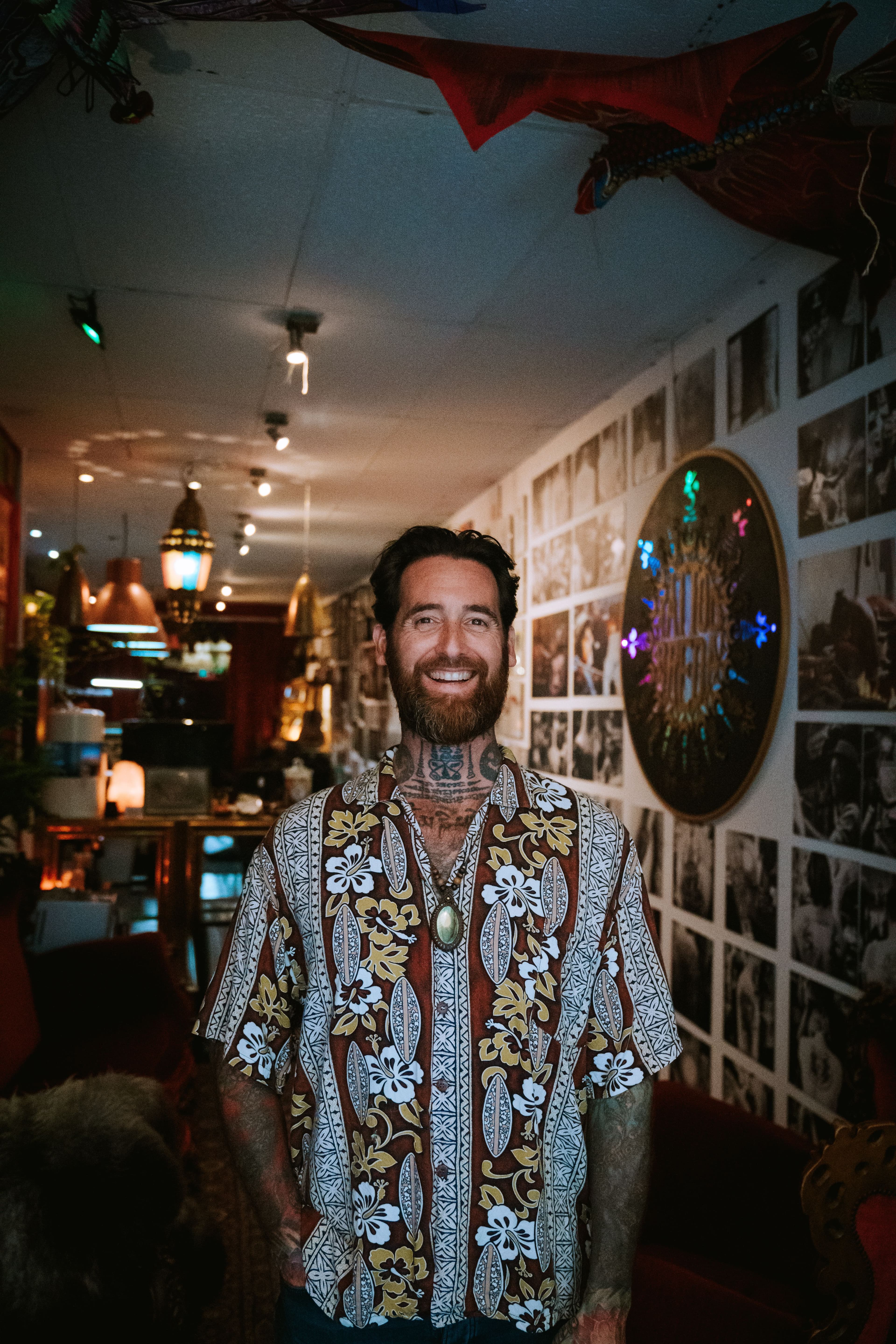 De tattoo-artist van Tattoo Breda in de studio